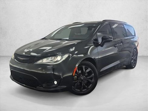 Used 2020 Chrysler Pacifica Limited w/ Quick Order Package 27H Red S FWD image 1