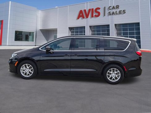 Used 2025 Chrysler Pacifica Select FWD image 10