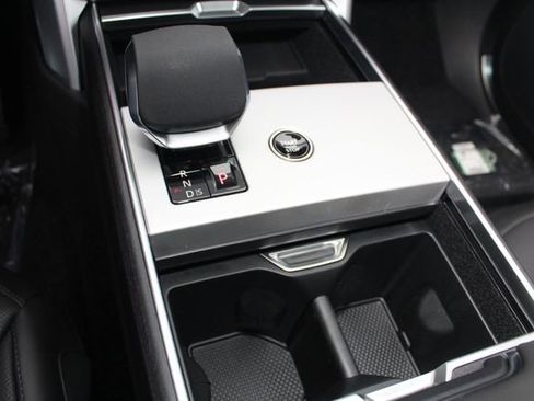 New 2026 Land Rover Range Rover Long Wheelbase SE image 15