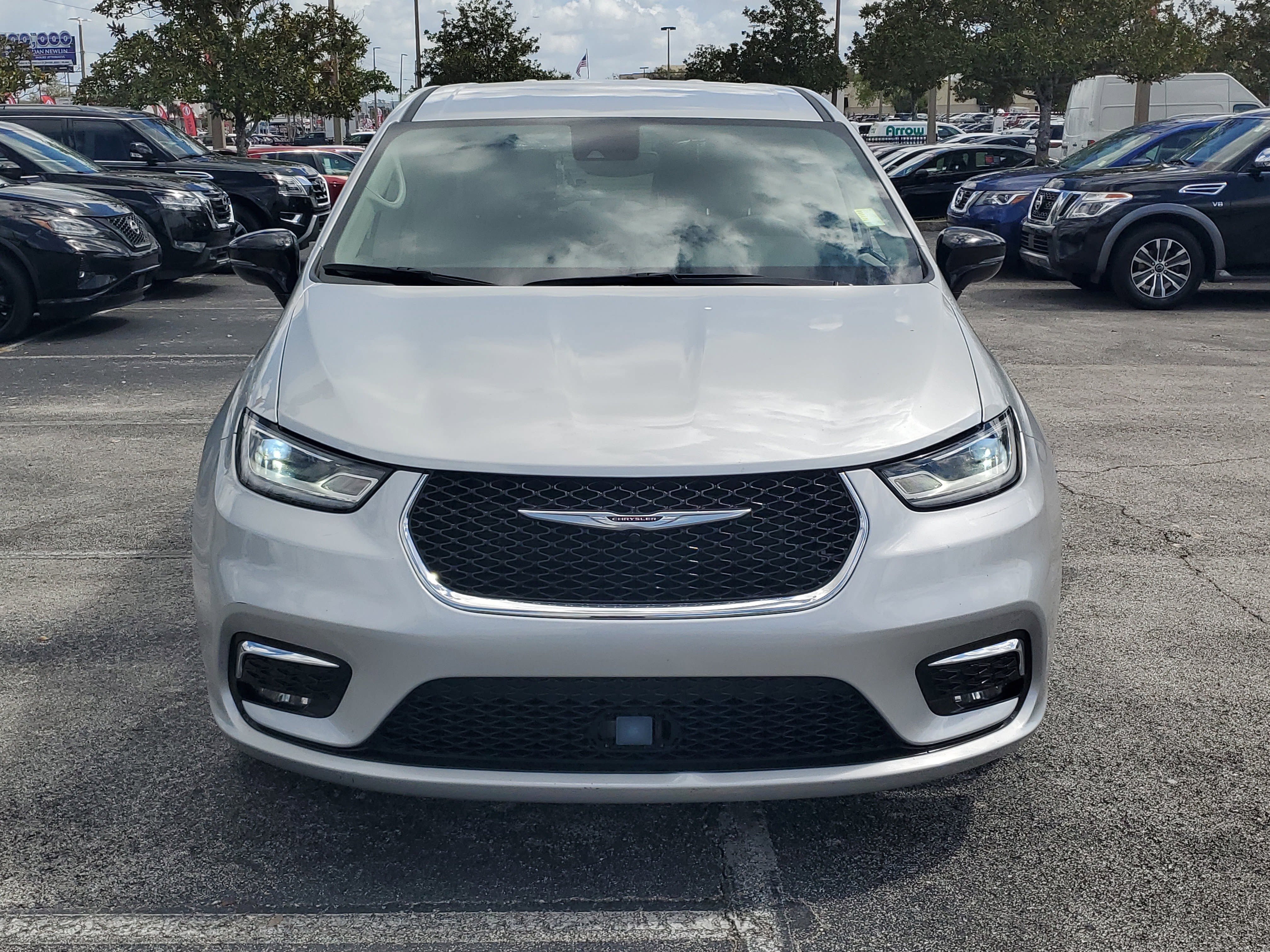 Used 2024 Chrysler Pacifica Touring-L FWD image 2