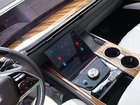 Certified 2025 Cadillac Escalade Premium Luxury Platinum image 31