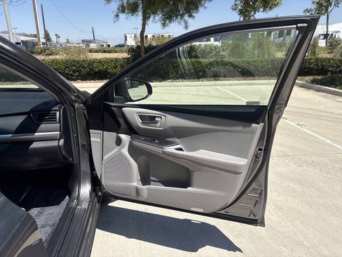 Used 2016 Toyota Camry SE FWD image 15