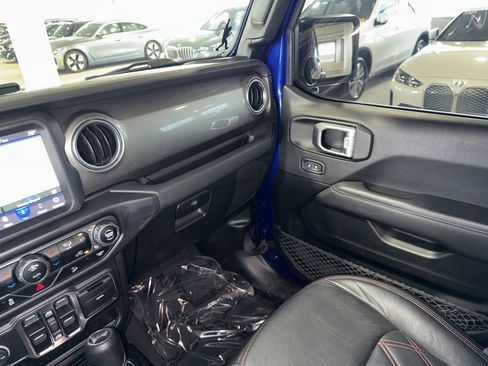 Used 2020 Jeep Wrangler Unlimited Sahara w/ Uconnect 4C Nav & Sound Group AWD/4WD image 30
