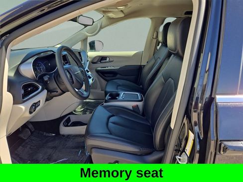 Used 2024 Chrysler Pacifica Touring-L image 11