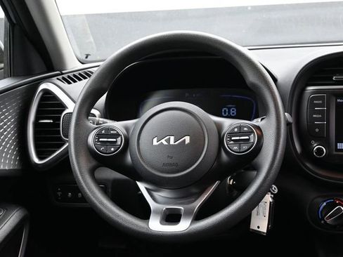 Used 2025 Kia Soul LX w/ LX Technology Package FWD image 14