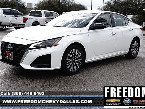 Used 2025 Nissan Altima 2.5 SV image 3