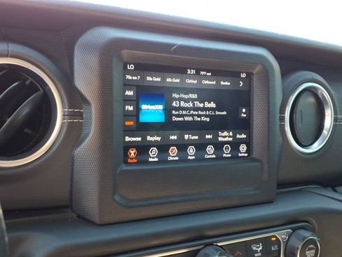 Used 2018 Jeep Wrangler Unlimited Sahara w/ Dual Top Group AWD/4WD image 10