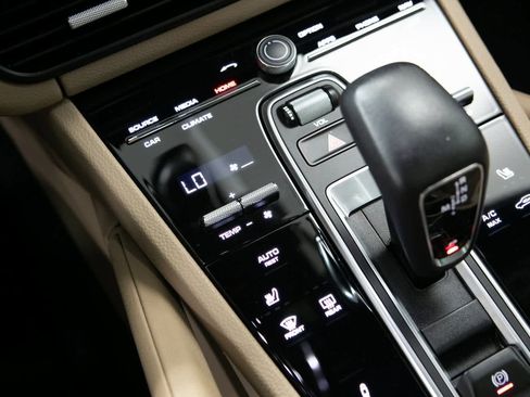 Certified 2022 Porsche Cayenne Platinum Edition image 19