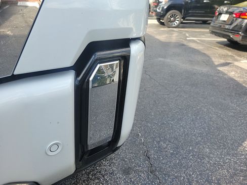 Used 2024 GMC Sierra 3500 Denali w/ Denali Reserve Package image 8