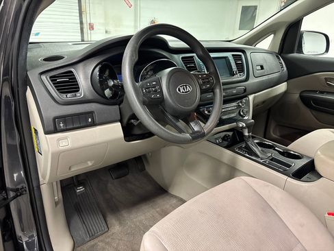 Used 2021 Kia Sedona LX image 26