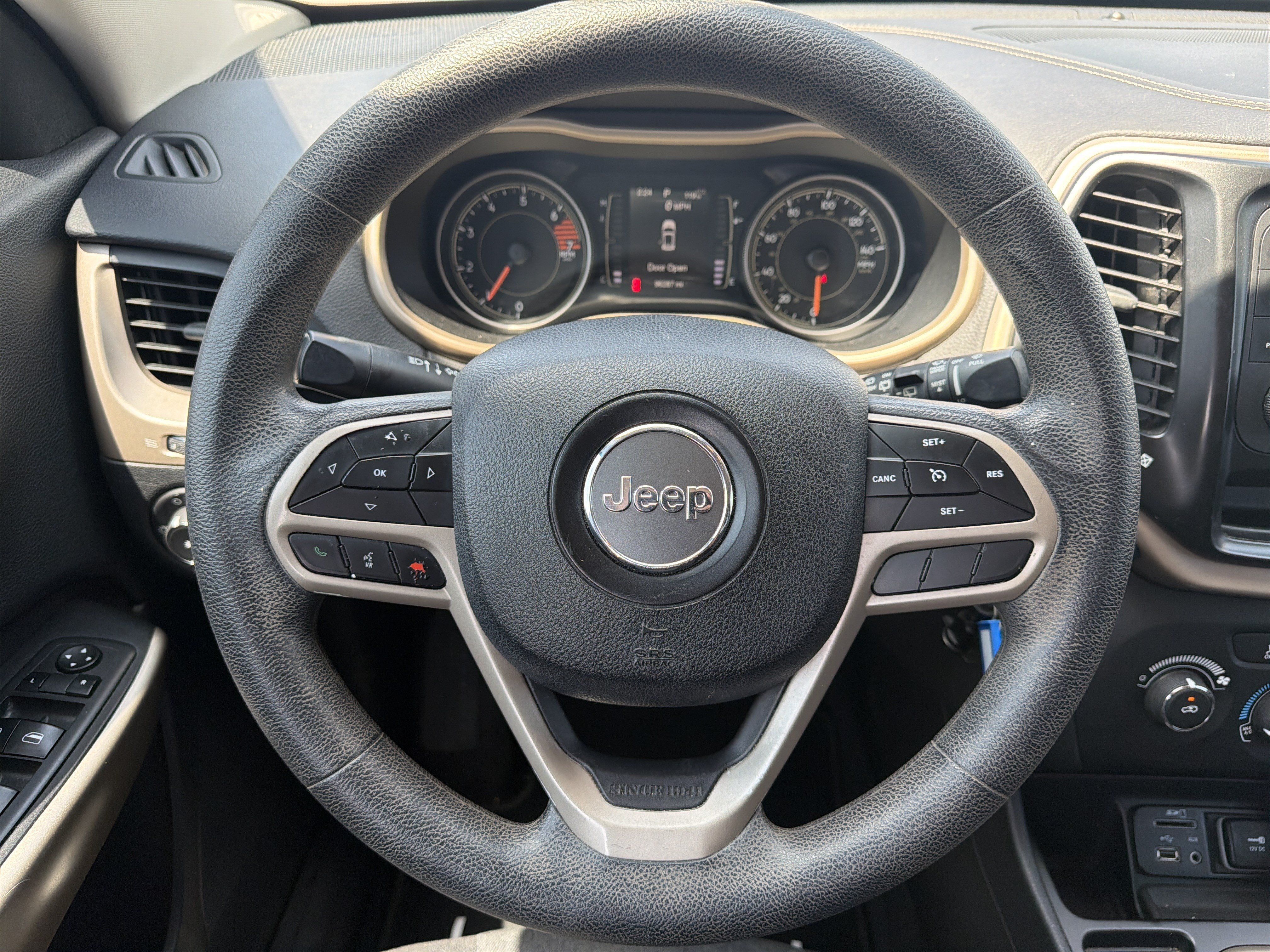 Used 2018 Jeep Cherokee Latitude FWD image 12