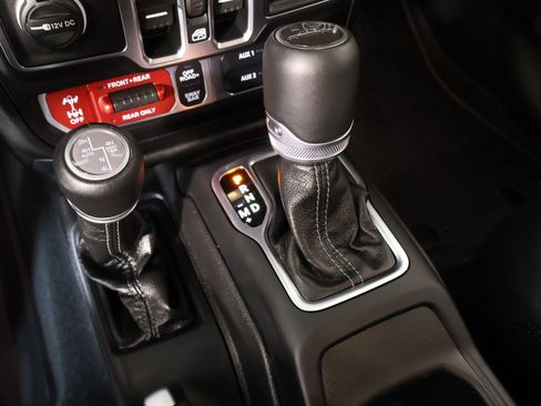 Used 2025 Jeep Gladiator Rubicon AWD/4WD image 9