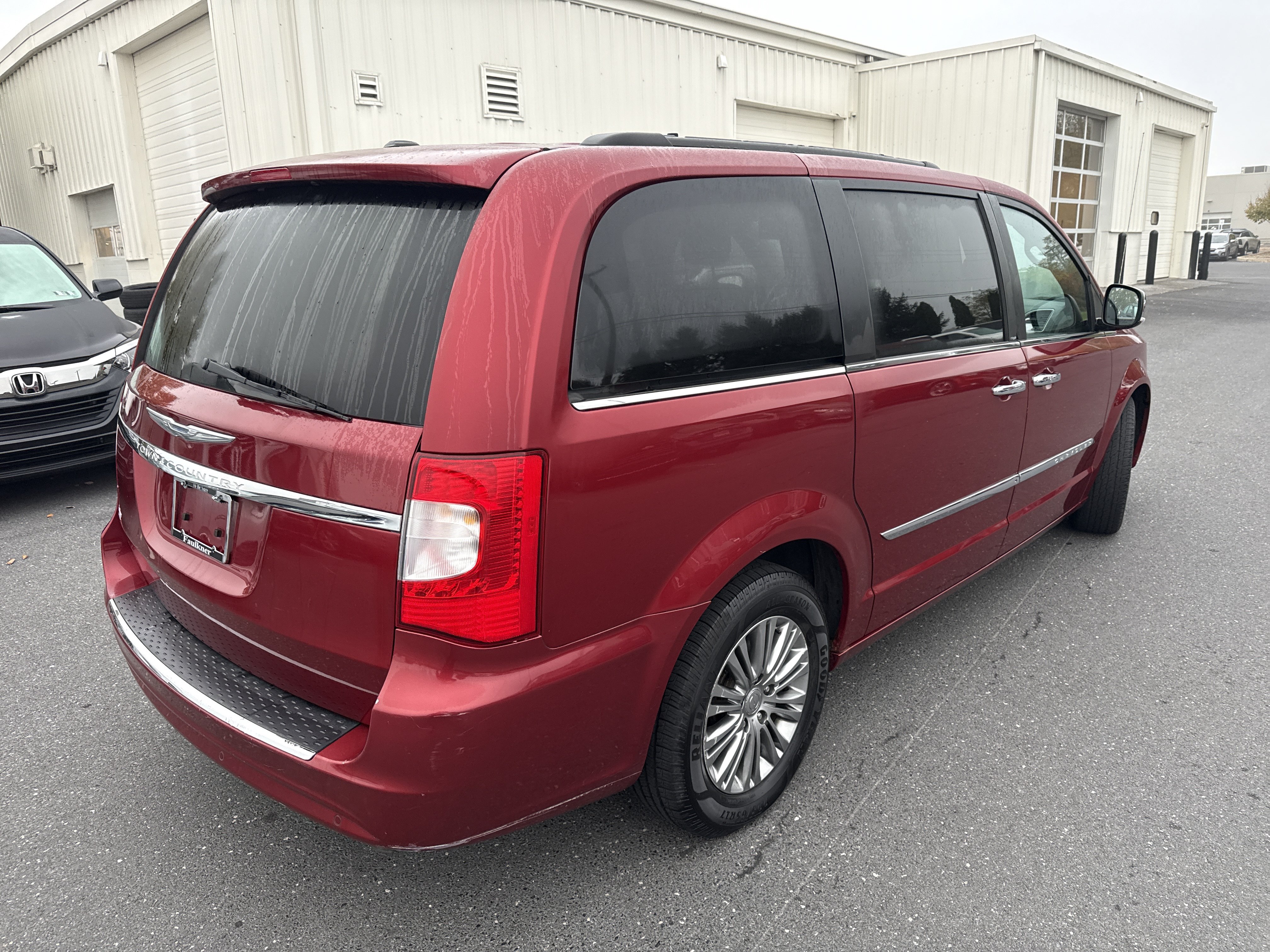 Used 2014 Chrysler Town & Country Touring-L w/ Driver Convenience Group FWD image 6