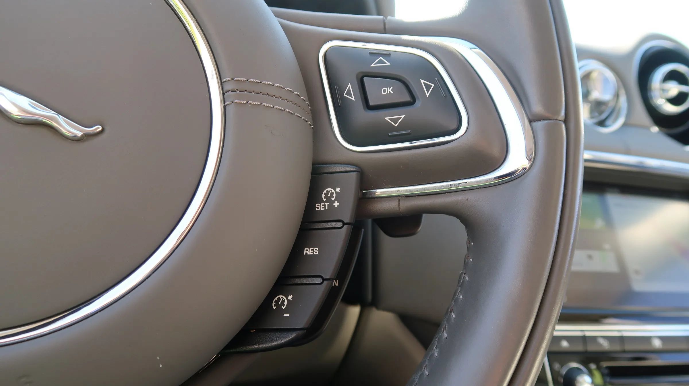Used 2017 Jaguar XJ R-Sport RWD image 41