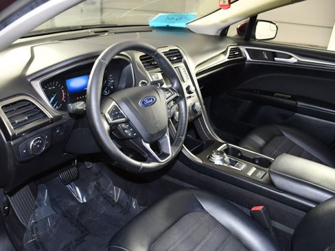 Used 2017 Ford Fusion SE w/ Equipment Group 201A FWD image 2