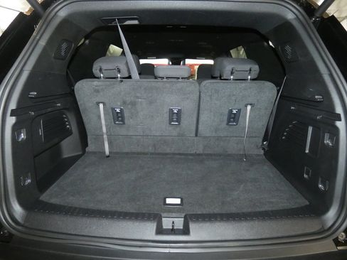 Used 2025 Chevrolet Traverse LT image 6