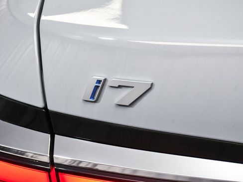 Used 2024 BMW i7 xDrive60 AWD/4WD image 96