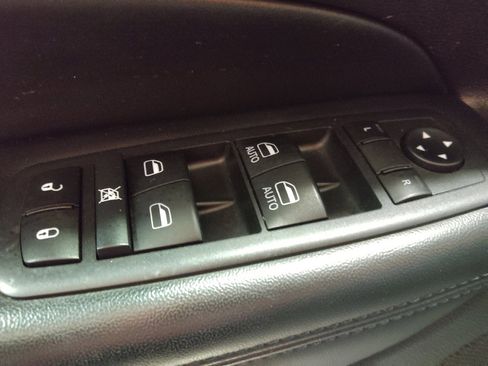 Used 2020 Jeep Grand Cherokee Laredo w/ Security & Convenience Group image 27