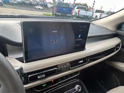 Used 2023 Lincoln Nautilus FWD image 32