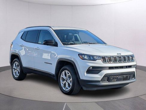 Used 2025 Jeep Compass Latitude w/ Convenience Group AWD/4WD image 9