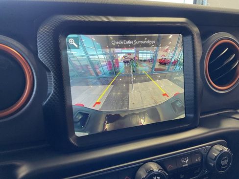 Used 2022 Jeep Gladiator Mojave w/ Cold Weather Group image 18