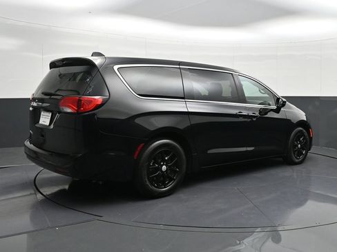 Used 2026 Chrysler Voyager LX FWD image 5