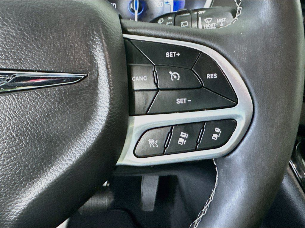 Used 2025 Chrysler Pacifica Select FWD image 24