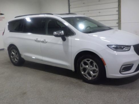 Used 2023 Chrysler Pacifica Limited FWD image 5