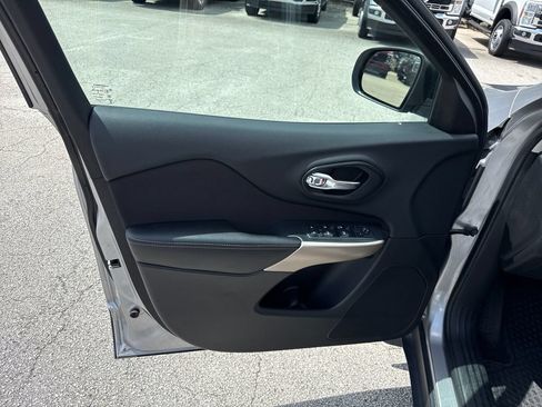 Used 2017 Jeep Cherokee Sport FWD image 13