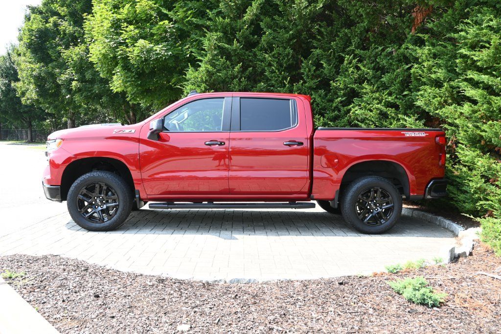 Used 2024 Chevrolet Silverado 1500 LT Trail Boss w/ LT Trail Boss Premium Package AWD/4WD image 2