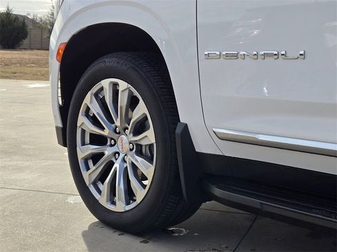 Used 2024 GMC Yukon XL Denali w/ Advanced Technology Package image 24