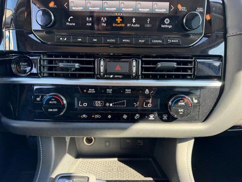 Used 2025 Nissan Pathfinder SL AWD/4WD image 17