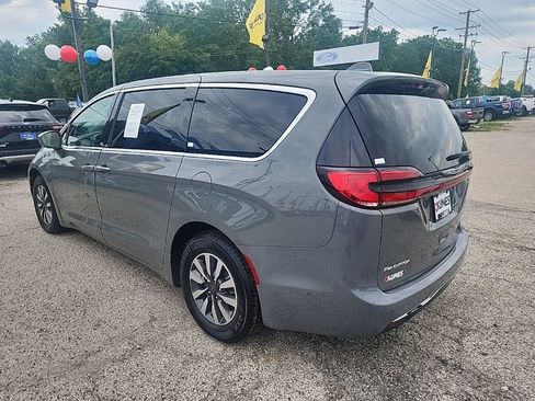 Used 2022 Chrysler Pacifica Touring-L w/ Uconnect Theater Family Group FWD image 7