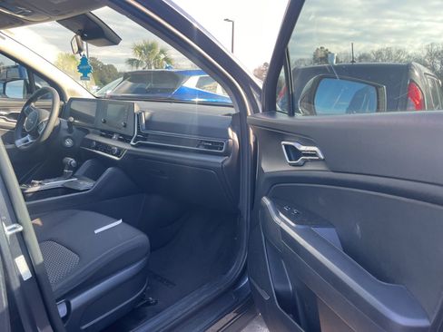 Used 2023 Kia Sportage LX image 5