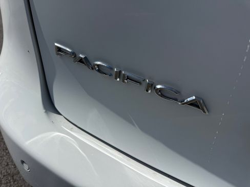 Used 2021 Chrysler Pacifica Limited image 5