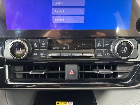 Used 2023 Toyota Highlander XLE AWD/4WD image 19
