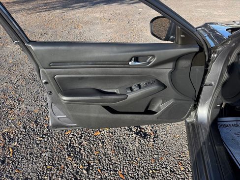 Used 2024 Nissan Altima 2.5 SV FWD image 31