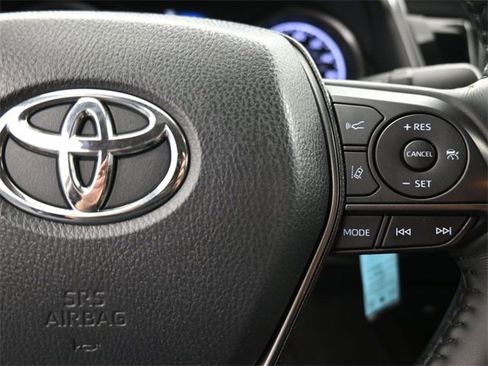 Used 2022 Toyota Camry SE image 2