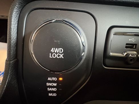 Used 2017 Jeep Renegade Latitude AWD/4WD image 18