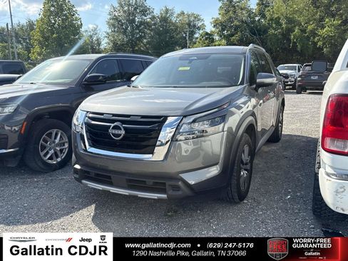Used 2025 Nissan Pathfinder SL AWD/4WD image 1