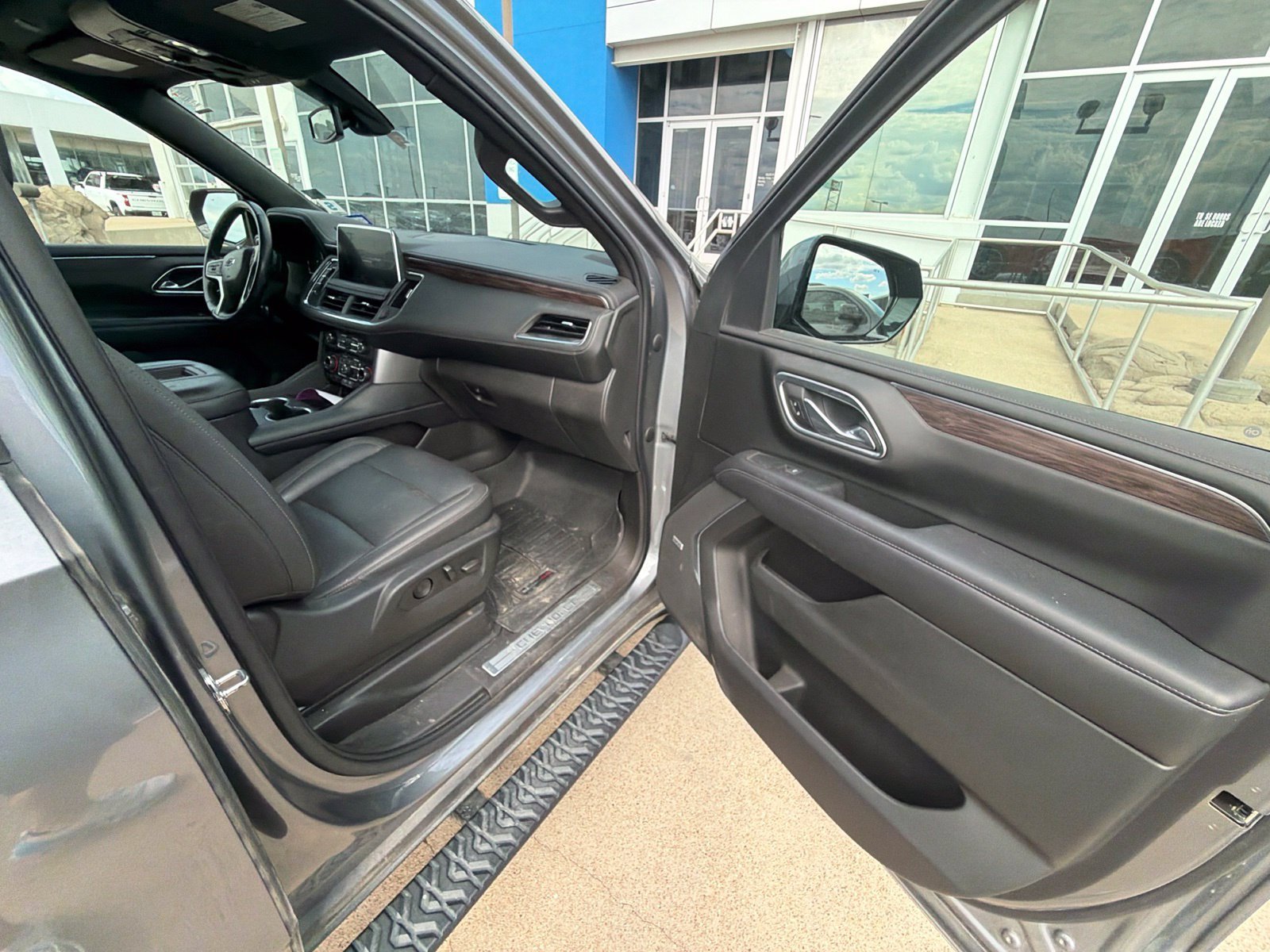 Used 2021 Chevrolet Suburban Z71 w/ Z71 Off-Road Package AWD/4WD image 21