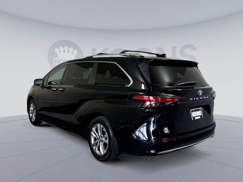 Used 2023 Toyota Sienna Limited AWD/4WD image 4
