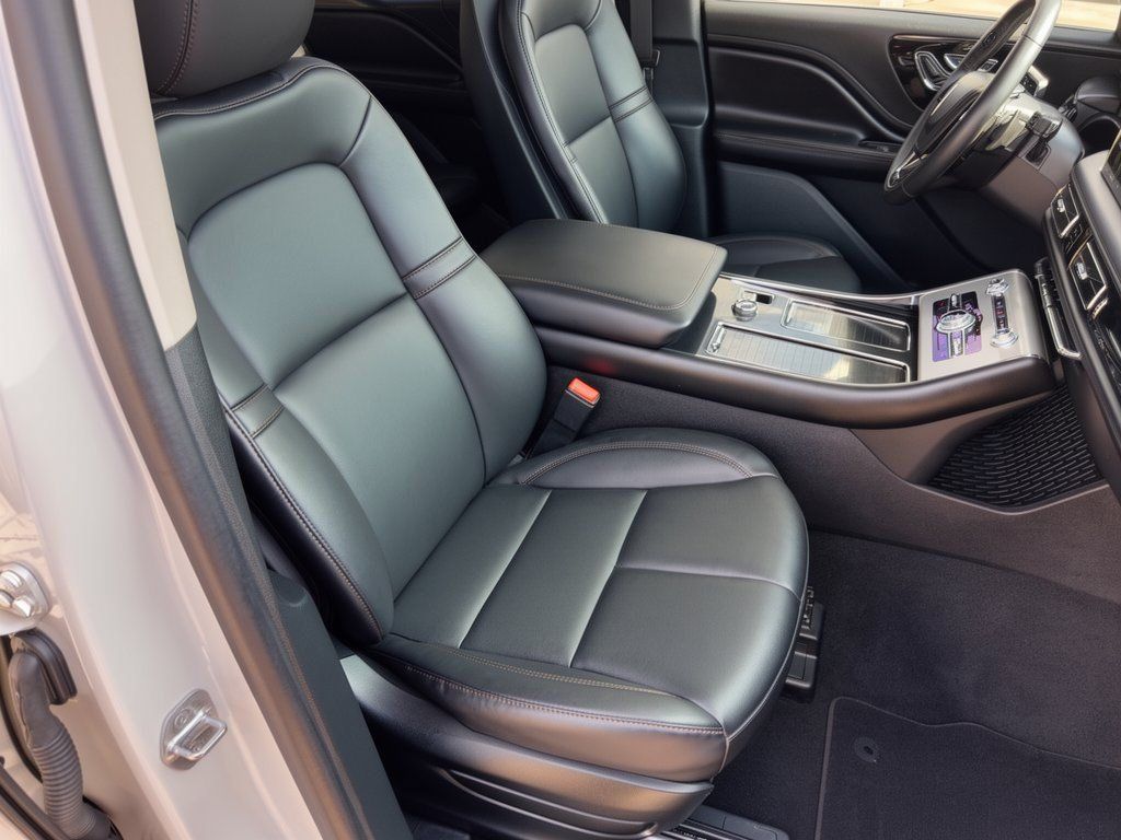 Used 2024 Lincoln Aviator AWD w/ Premium Package image 30