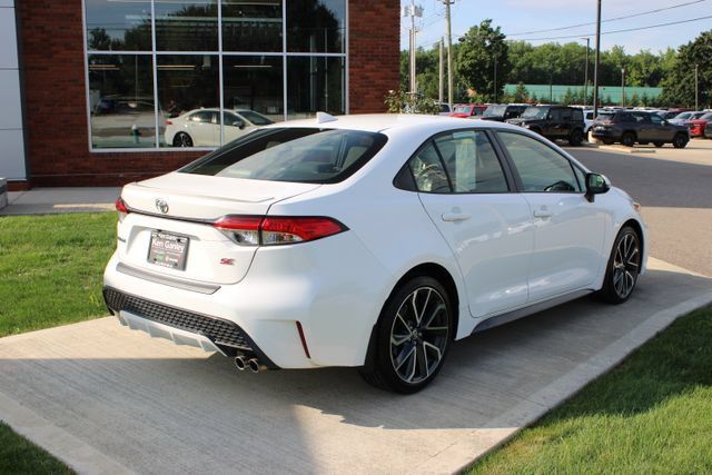 Used 2022 Toyota Corolla SE w/ SE Premium Package FWD image 30