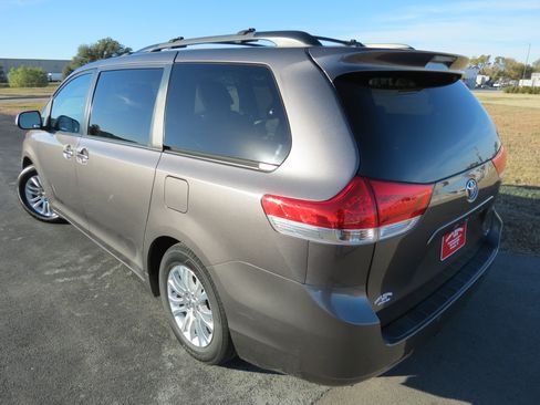 Used 2011 Toyota Sienna XLE image 5