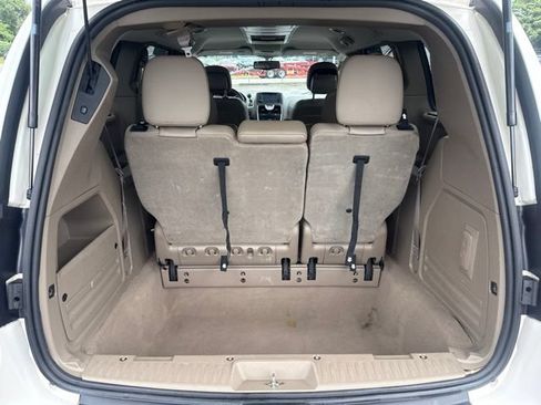 Used 2013 Chrysler Town & Country Touring FWD image 18