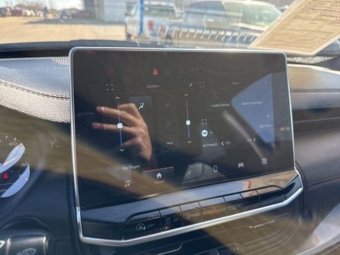 Used 2024 Jeep Compass Trailhawk image 18