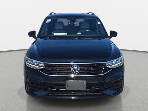 Used 2024 Volkswagen Tiguan SE R-Line image 2