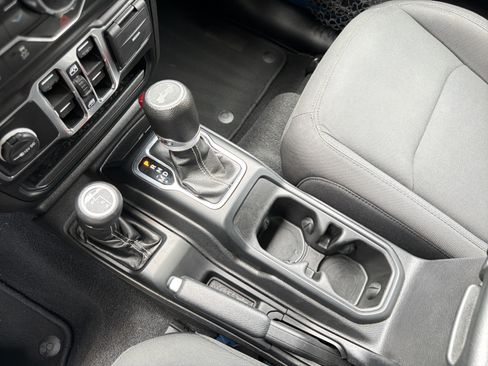Used 2022 Jeep Wrangler Unlimited Sahara AWD/4WD image 9