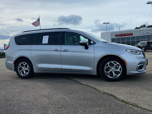 Used 2023 Chrysler Pacifica Limited FWD image 1